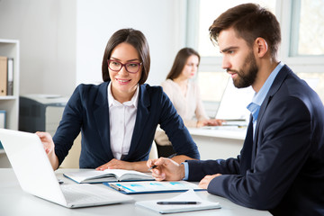 Businesswoman explains to businessman a new project