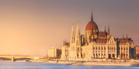 Obraz premium Parliament building and river Danube of Budapest