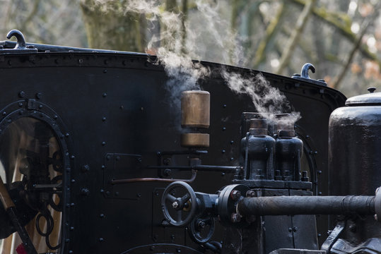 Peife einer Dampflok, wei&szlig;er Dampf und Dampflokpfeife, Steam Punk