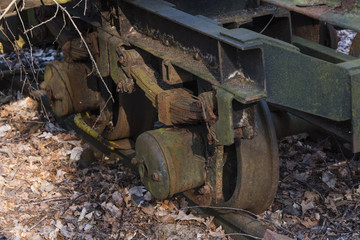 Alte rostige Waggonachsen, alte rostige Schienenräder, Marode Radsätze, Eisenbahnen, Feldbahn, Parkbahnen