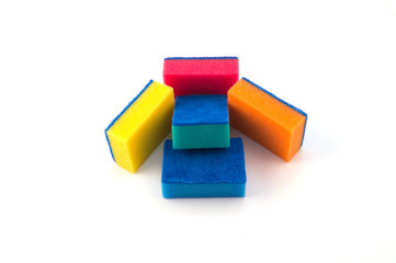 Губки для мытья посуды из поролона с абразивным слоем пяти разных цветов.