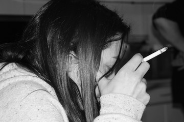 Chica de perfil cigarrillo