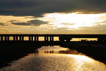 高速道路の高架橋と夕焼け