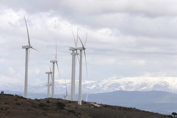 Molinos de viento en la sierra