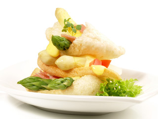 Vorspeise mit Spargel und Krabbenbrot