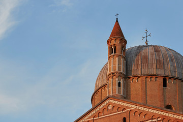 Obraz premium Padova, Italy - August 24, 2017: edifice of Pontifical Basilica of Saint Anthony of Padua.