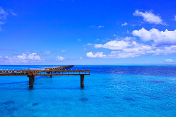 Obraz premium 真夏の宮古島・下地空港の誘導灯のある海