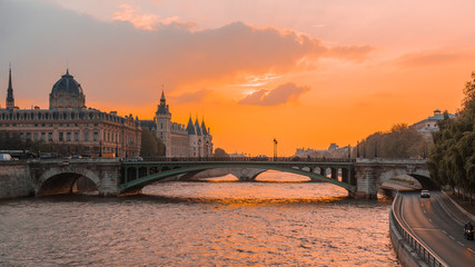 Sunset river sena paris, with boats and bridges in the background - obrazy, fototapety, plakaty