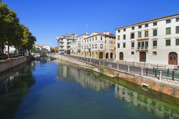 Fototapeta na wymiar Treviso, Fiume Sile e Palazzi, Veneto, Italia