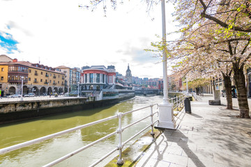 Obraz premium bilbao riverbank and old town views, Spain