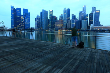 Naklejka premium Singapur panoramę o wschodzie słońca