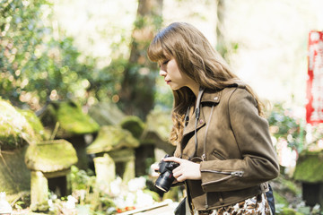 女子 一人旅行　カメラ女子