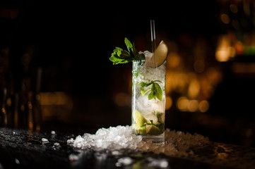 cocktail mojito alcoolisé se dresse sur un comptoir de bar