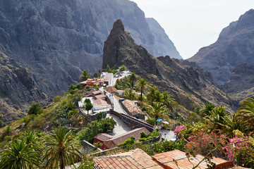 Kanarische Insel Teneriffa: Das kleine Dorf Masca zwischen den hohen Felsen