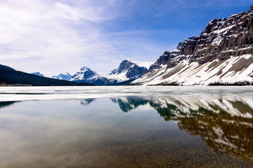Fototapeta na wymiar Panoramic view of Bow Lake with partially frozen, Alberta, Canada