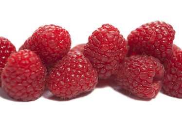 framboises sur fond blanc isolé
