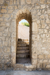 Fototapeta na wymiar Narrow arched entrance