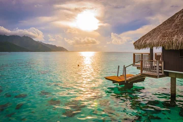 Crédence de cuisine en verre imprimé Bora Bora, Polynésie française Soirée avec coucher de soleil à Moorea. Bungalow sur pilotis sur le côté avec lagon à couper le souffle, Polynésie française