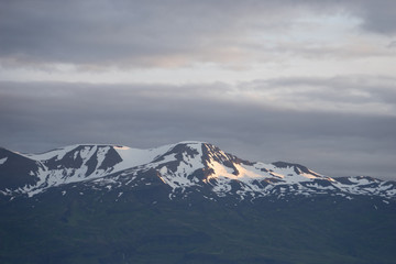 Fototapeta na wymiar Schneebedeckte Berge an der Skjálfandibucht bei Húsavík / Island