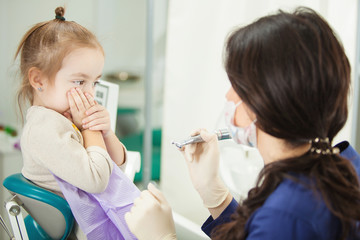 Obraz na płótnie Canvas Child refuses to go through medical procedure in dentist office