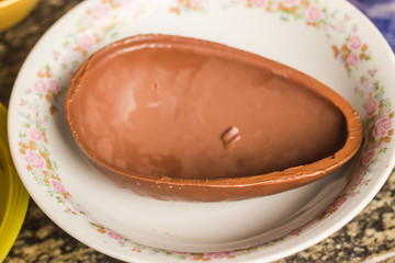 Ovo de páscoa feito em casa, vários ingredientes, calda de chocolate branco, artesanal e rústico