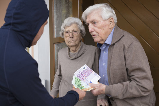 Enkeltrick Seniorenpaar übergibt Geld