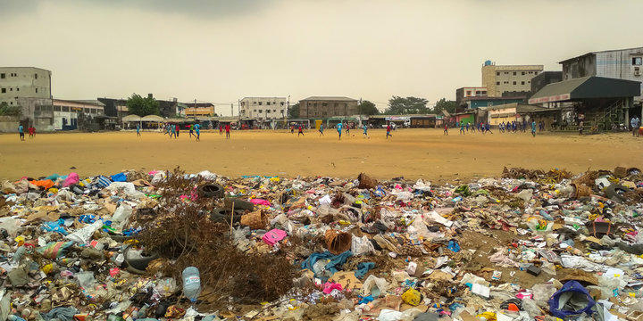 Détritus et football