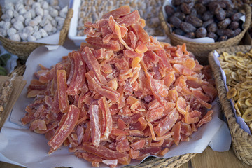 Exquisita fruta desidratada  Tentancion inevitalbe ante la exquisitez de un producto tan goloso y que  despierta la gula y el apetito de cualquier transeunte que contempla un alimento tan dulce