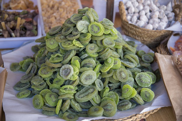 Exquisita fruta desidratada  Tentancion inevitalbe ante la exquisitez de un producto tan goloso y que  despierta la gula y el apetito de cualquier transeunte que contempla un alimento tan dulce