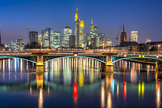 Die Skyline von Frankfurt am Main im Abendlicht vom Main aus gesehen