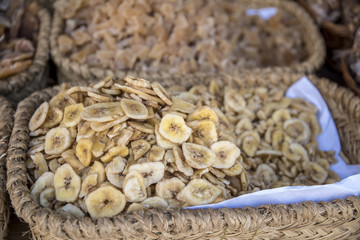 Exquisita fruta desidratada  Tentancion inevitalbe ante la exquisitez de un producto tan goloso y que  despierta la gula y el apetito de cualquier transeunte que contempla un alimento tan dulce