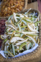 Exquisita fruta desidratada  Tentancion inevitalbe ante la exquisitez de un producto tan goloso y que  despierta la gula y el apetito de cualquier transeunte que contempla un alimento tan dulce