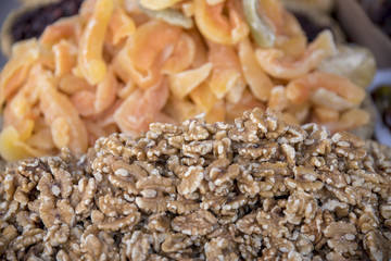 Exquisita fruta desidratada  Tentancion inevitalbe ante la exquisitez de un producto tan goloso y que  despierta la gula y el apetito de cualquier transeunte que contempla un alimento tan dulce