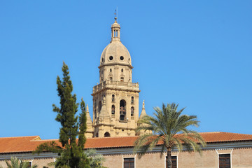 Fototapeta na wymiar Catedral detrás del Ayuntamiento de Murcia, España