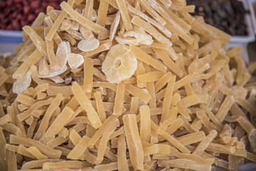 Exquisita fruta desidratada  Tentancion inevitalbe ante la exquisitez de un producto tan goloso y que  despierta la gula y el apetito de cualquier transeunte que contempla un alimento tan dulce