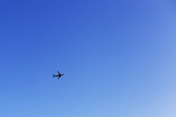 Fototapeta premium blue sky flying plane, minimalism