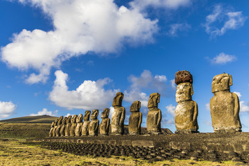 Ahu Tongariki, es sin duda el lugar más visitado en Isla de Pascua, los 15 Moais que están en pie son impresionantes. La mistica del pasado nos envuelve dandonos una vision a la historia pasada