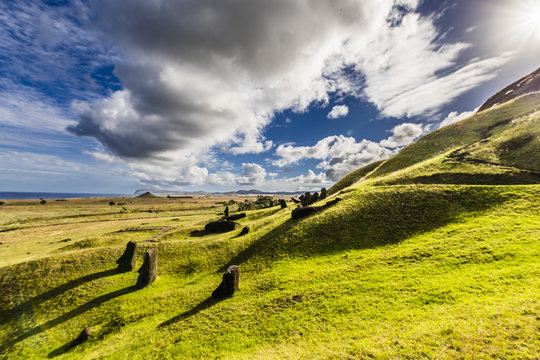 Praderas alrededor del volc&aacute;n Rano Raraku en Isla de Pascua, centeneras de moais recubren las laderas de esta antigua cantera. Desde aqu&iacute; la cultura Rapa Nui desplazaban los Moais.