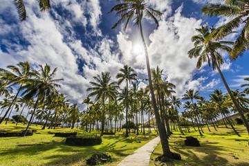 Playa de Anakena con sus Moais de Ahu Nau Nau, uno de los lugares más hermosos de Isla de Pascua y...