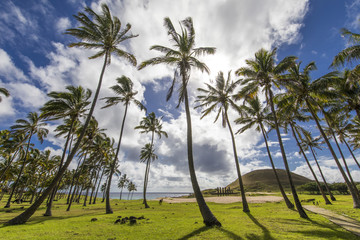 Playa de Anakena con sus Moais de Ahu Nau Nau, uno de los lugares más hermosos de Isla de Pascua y...