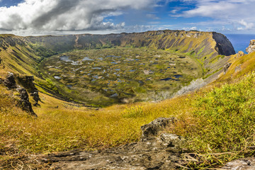 Rano Kau, volcán y lugar místico y religioso de la cultura Rapa Nui en Isla de Pascua, es una...