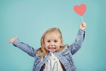 bebé sonriente con un corazón 