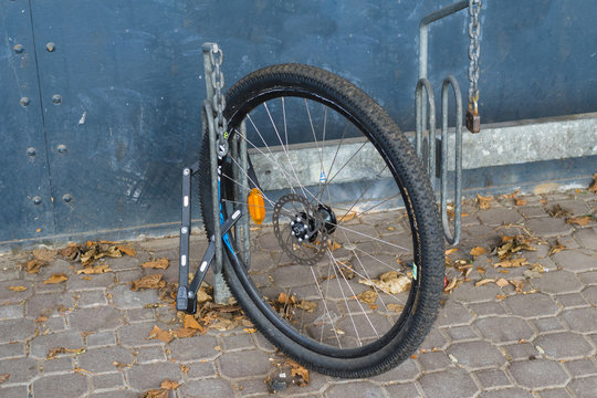 Sad residue: After a theft, only one wheel is left. But this is at least secured by a bicycle lock on the bicycle stand.