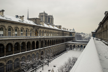 Fototapeta premium The Hotel Dieu under the snow, in Paris, with the cathedrale of Notre Dame in the background.
