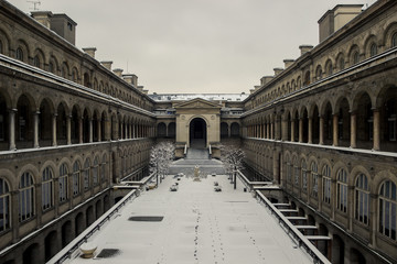 Naklejka premium Shot of the snowy courtyard of the Hotel Dieu in Paris.