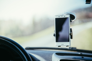 Smartphone in Halterung, Auto, Interieur