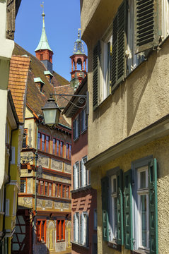 Blick durch das Wienergäßle auf das Rathaus von Tübingen