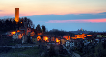 A small village in Italy. Night falls on Castellino Tanaro, in the Langhe, in Piedmont. Behind him is Rocca Ciglié, with its high illuminated tower. 