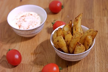 Potatoes baked in slices. Served with cheese sauce and ripe tomatoes