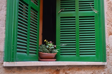 Okno zdobione zielonymi drewnianymi okiennicami, Majorka